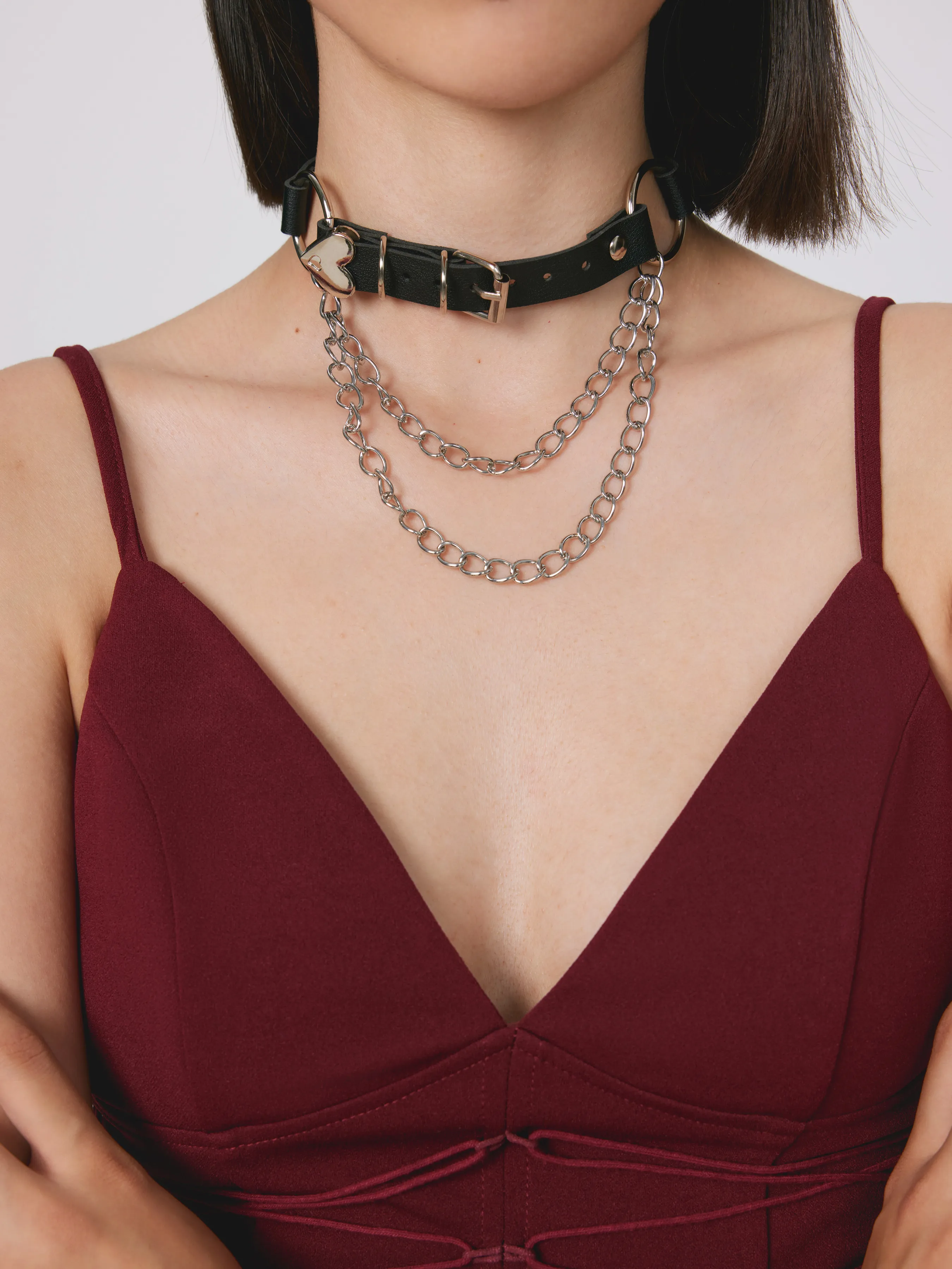 Collier ras du cou en faux cuir avec chaîne en forme de cœur et décoration anneau O
